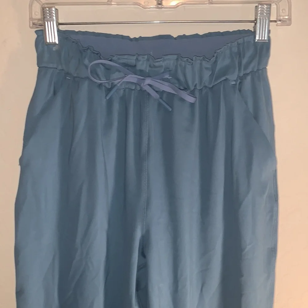 LULULEMON BRAND NEW SIZE 4 GORGEOUS JOGGERS